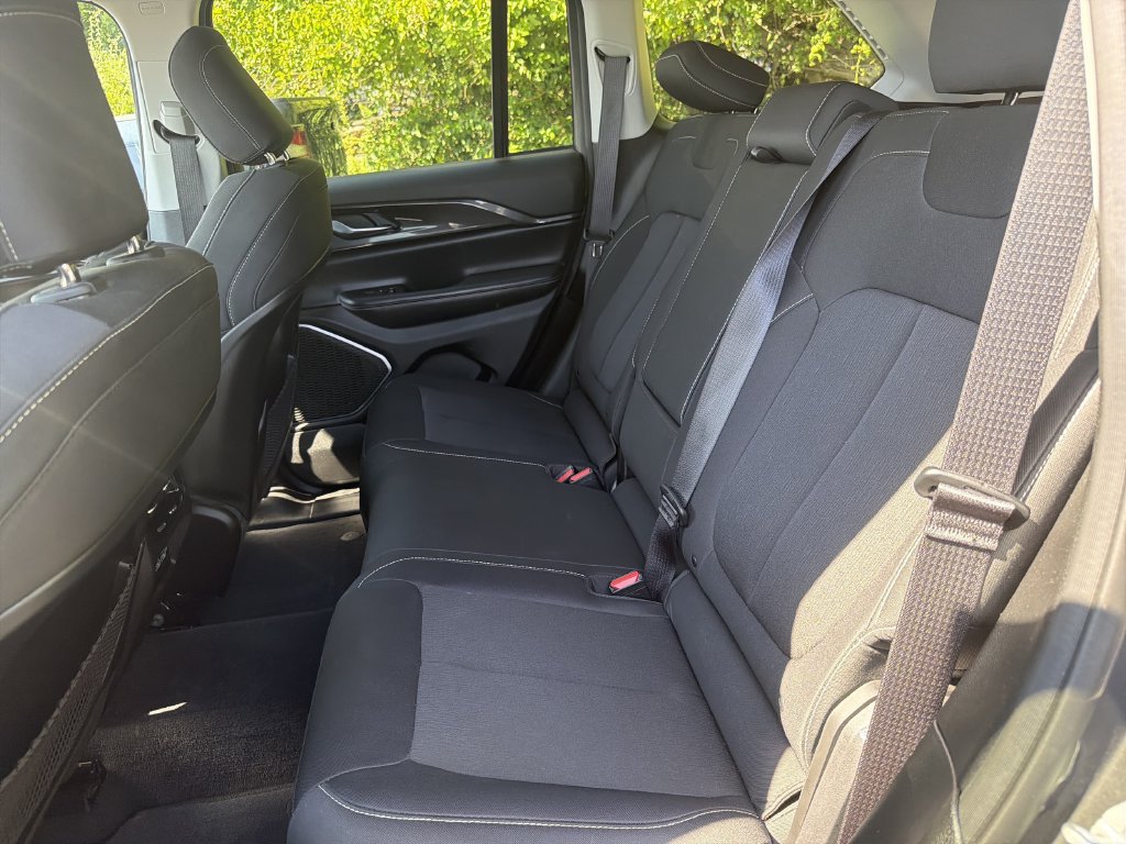 Used 2022 Jeep Grand Cherokee Laredo w/ Luxury Tech Group I AWD/4WD image 13