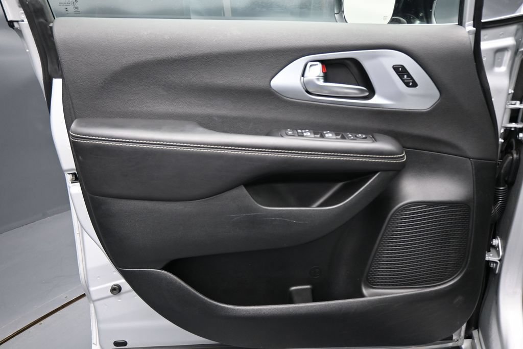 Used 2026 Chrysler Pacifica Limited FWD image 10