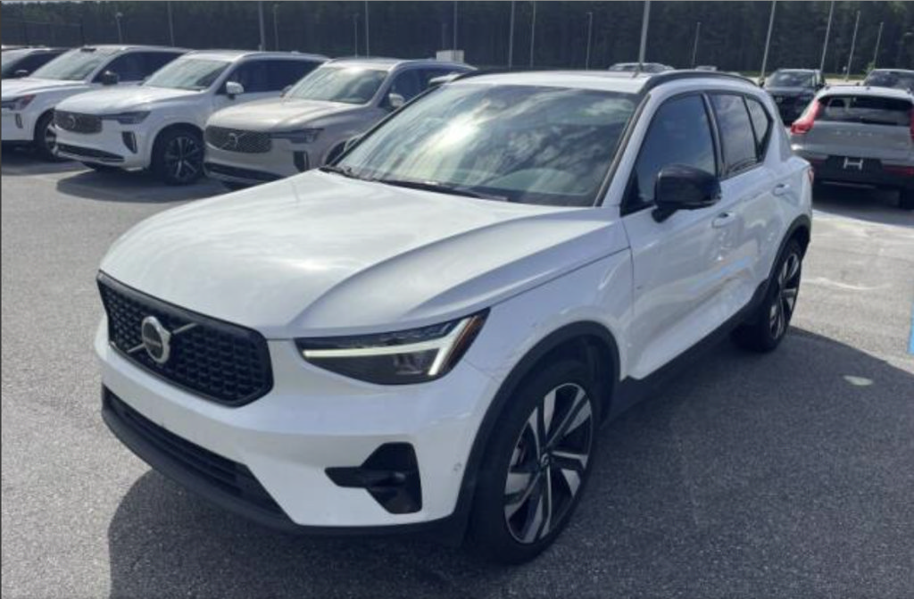 Certified 2025 Volvo XC40 B5 Ultra AWD/4WD image 9