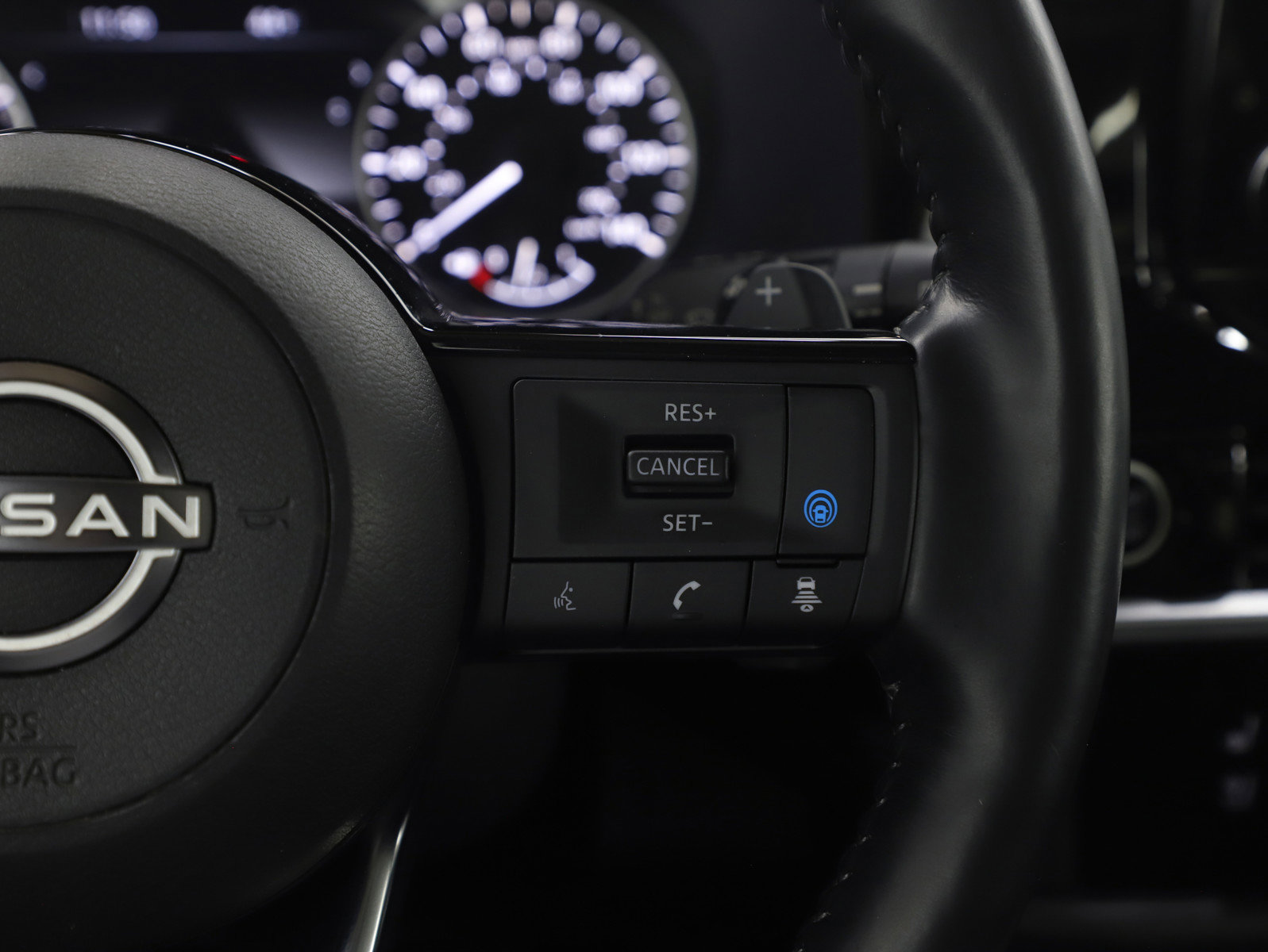 Used 2022 Nissan Pathfinder Platinum w/ Cargo Package image 30