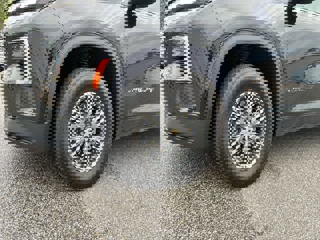 Used 2025 Chevrolet Traverse LT image 32