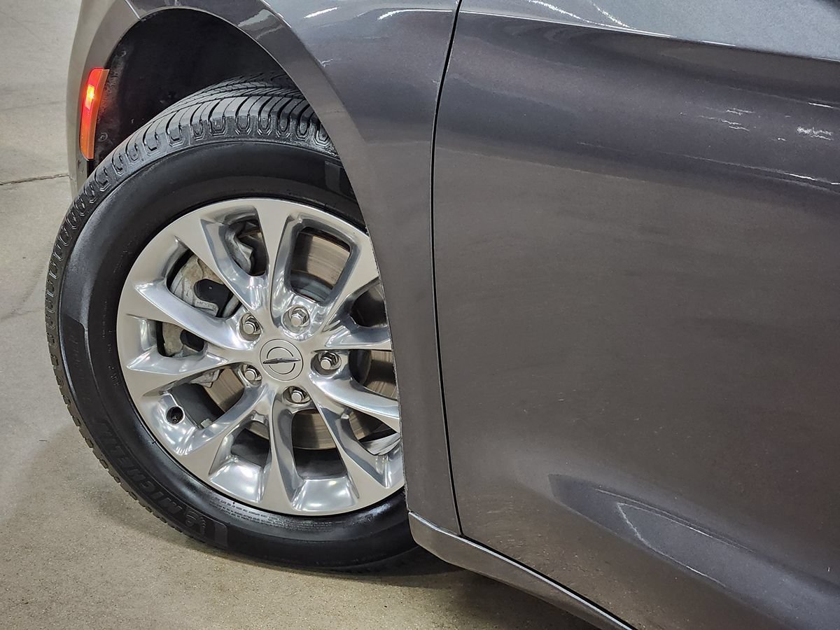 Used 2022 Chrysler Pacifica Touring-L w/ Uconnect Theater Family Group AWD/4WD image 23