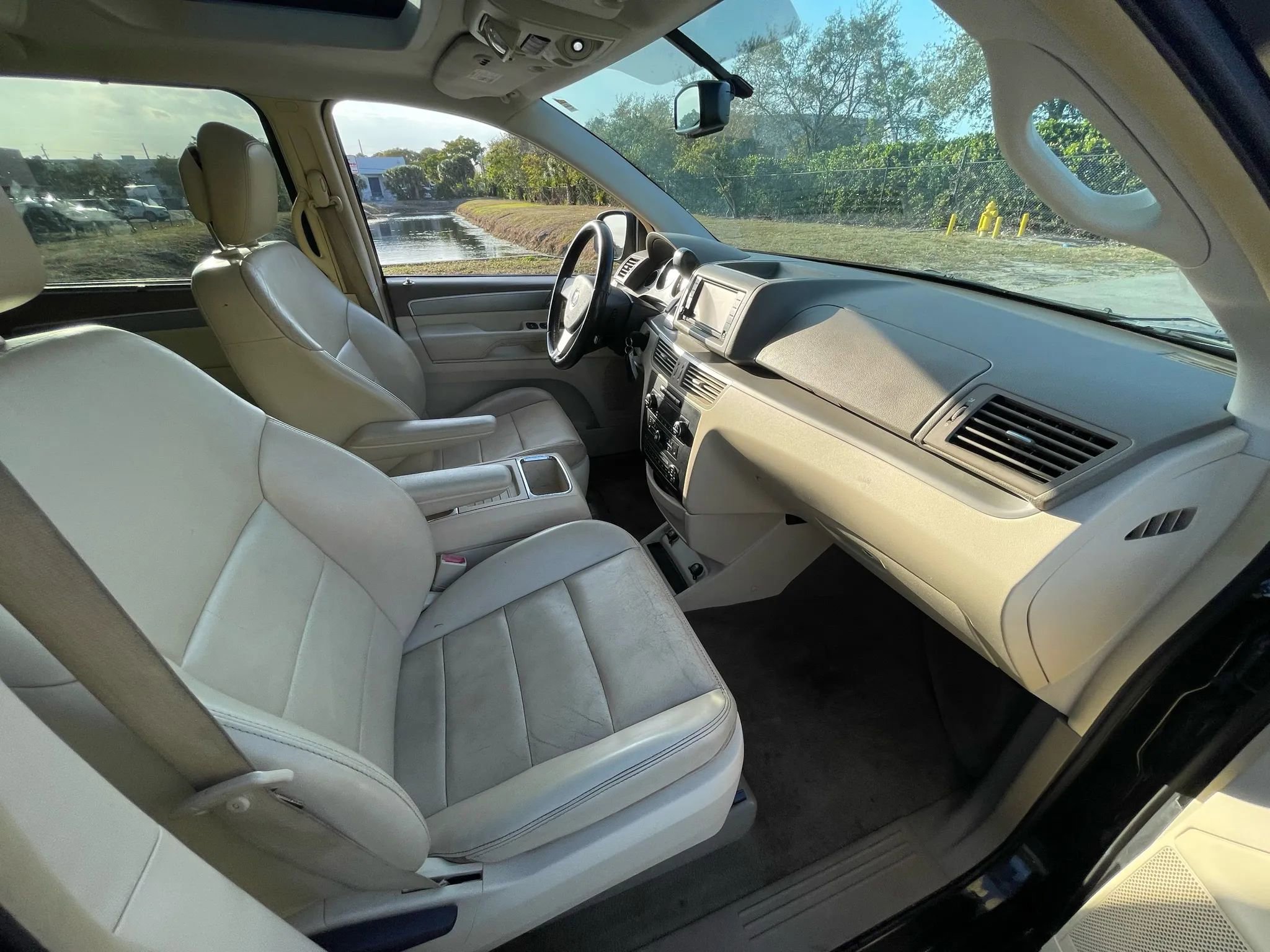 Used 2010 Volkswagen Routan SEL image 29