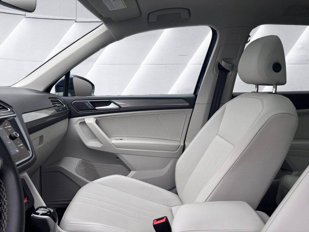 Certified 2024 Volkswagen Tiguan SE w/ Panoramic Sunroof Package AWD/4WD image 19