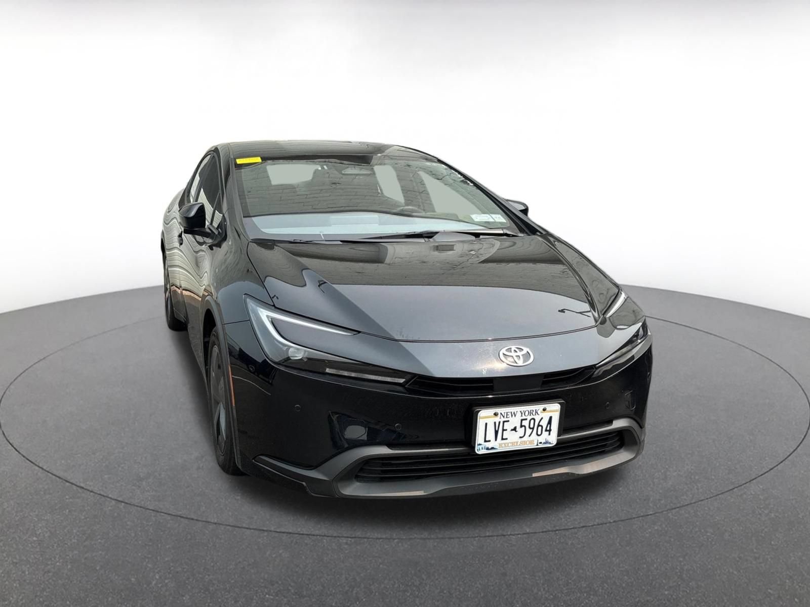 Used 2025 Toyota Prius LE FWD image 3