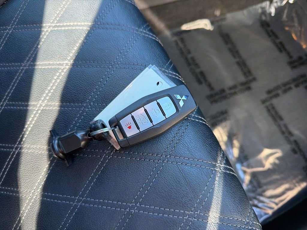 Used 2024 Mitsubishi Outlander 4WD Plug-In Hybrid image 34