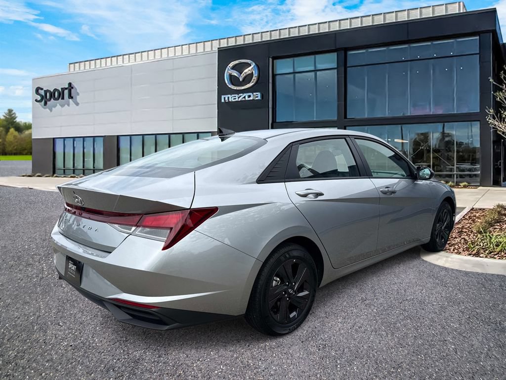 Used 2022 Hyundai Elantra SEL FWD image 3
