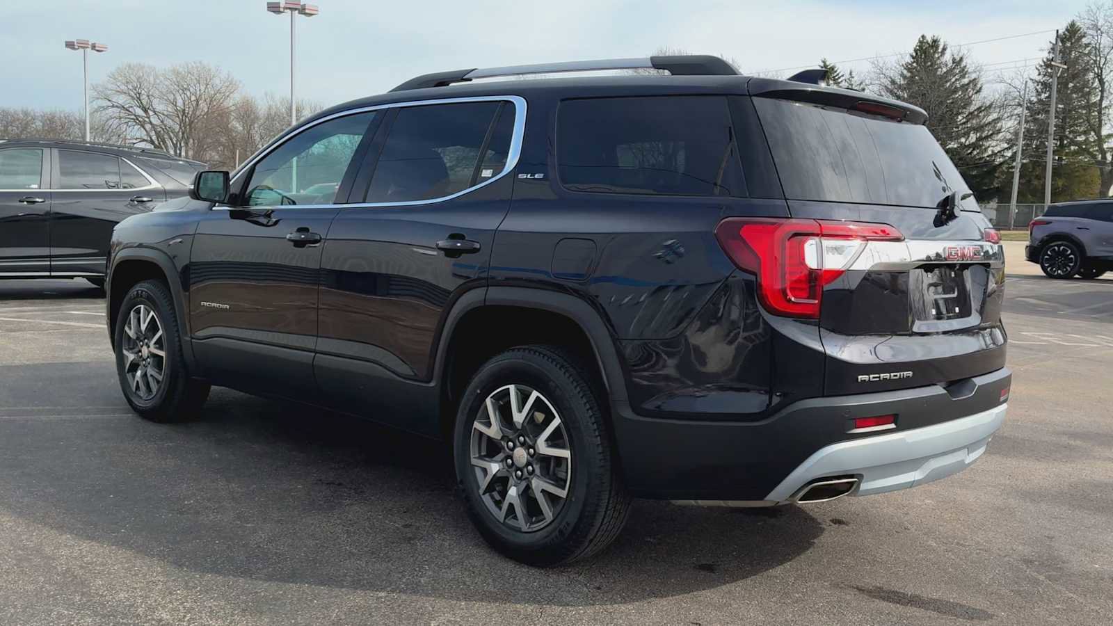 Certified 2022 GMC Acadia SLE w/ Driver Convenience Package image 4