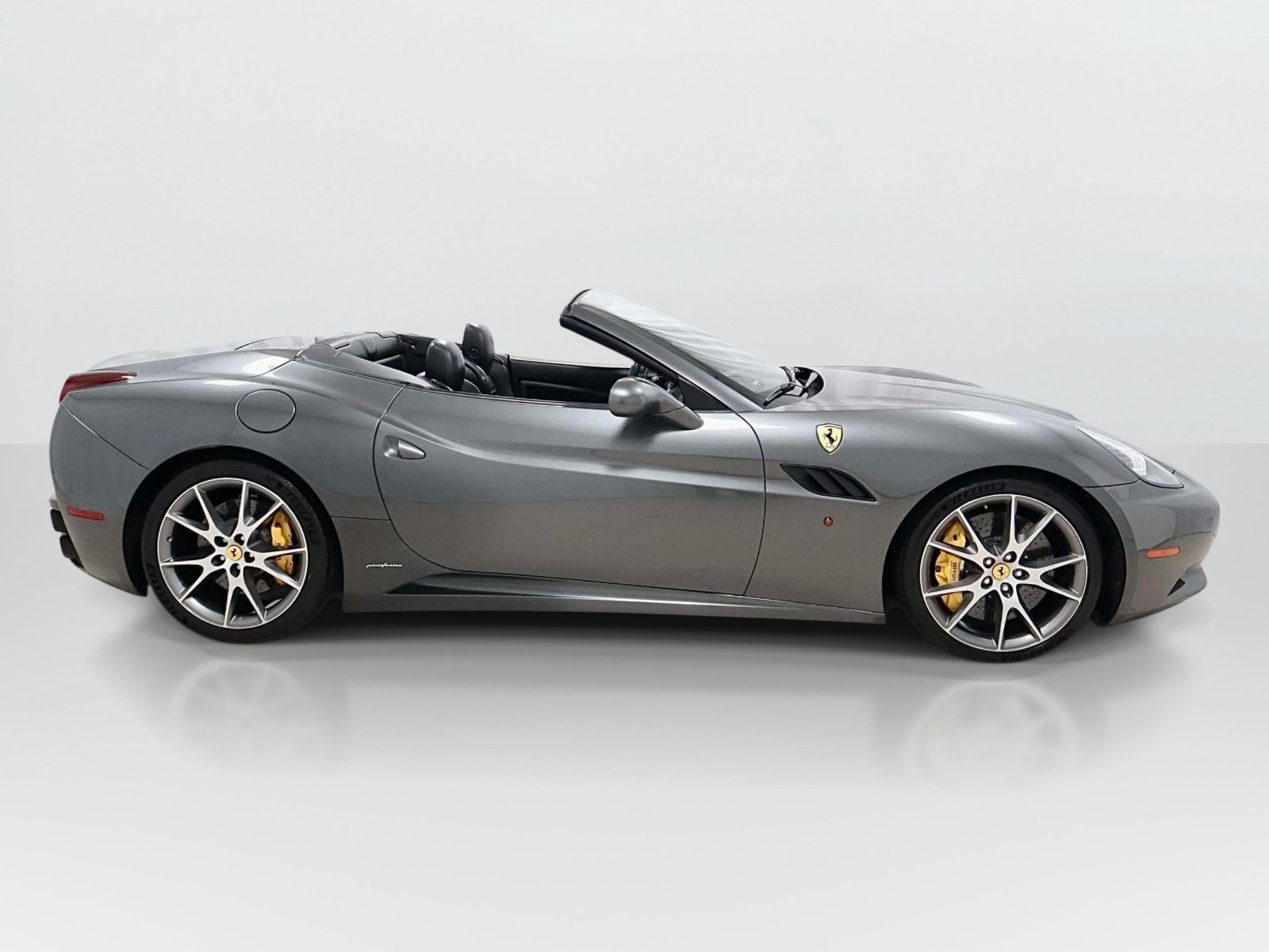 Used 2011 Ferrari California RWD image 6