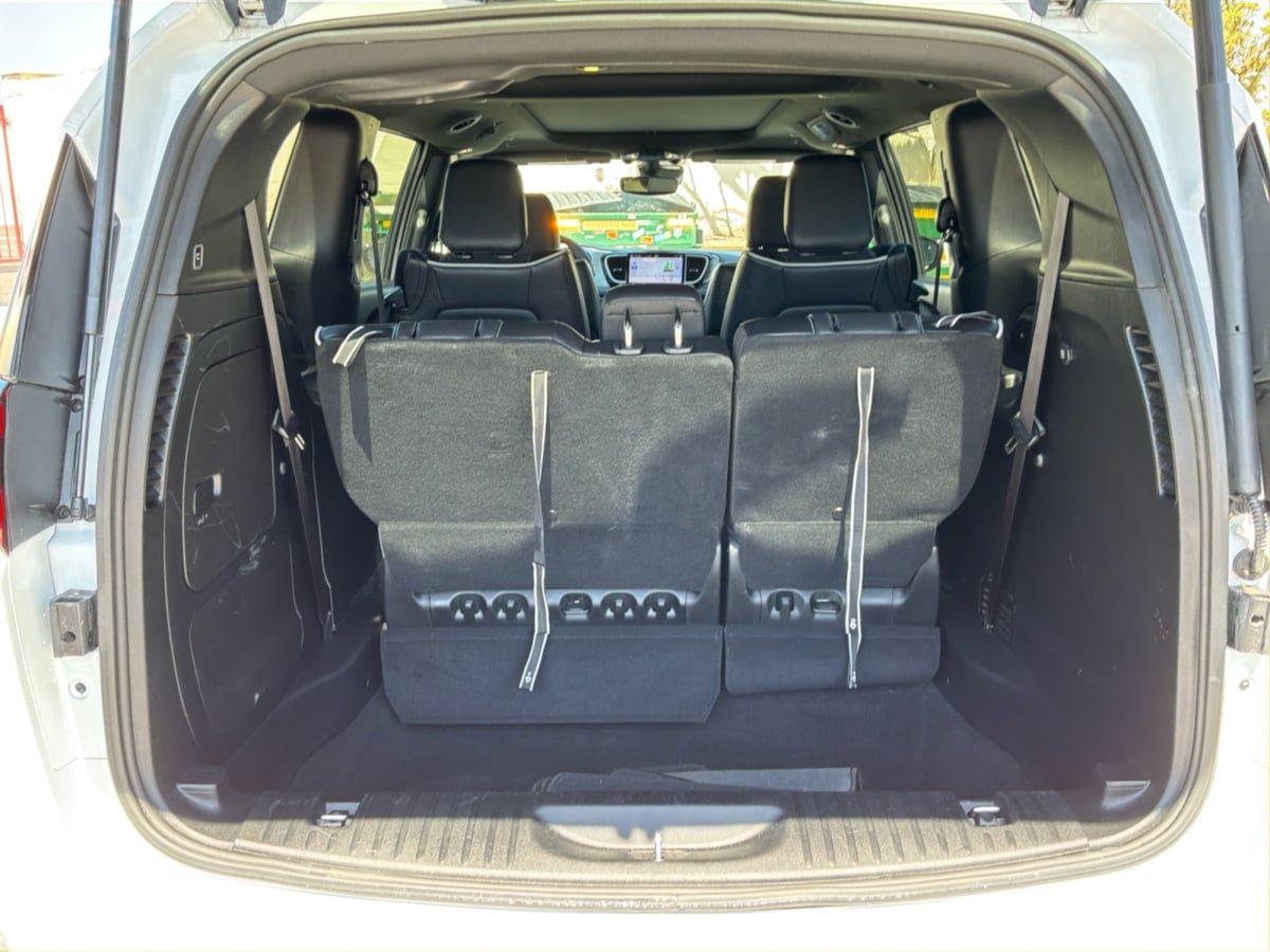 Used 2025 Chrysler Pacifica Premium FWD image 22