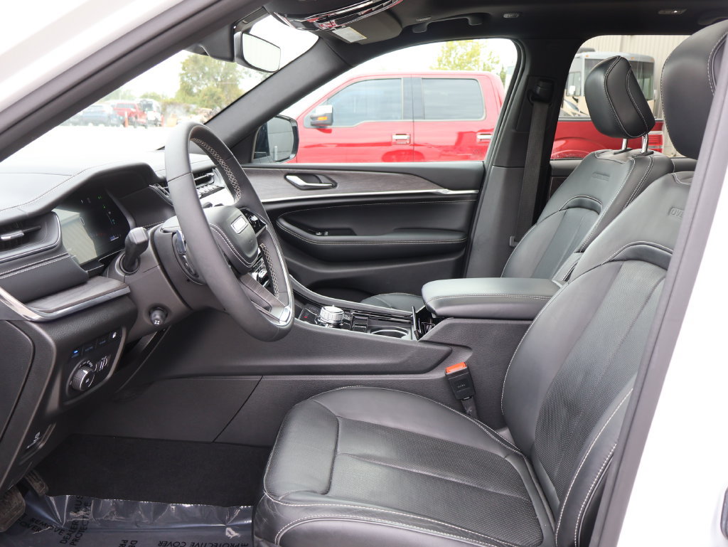 Used 2023 Jeep Grand Cherokee Overland AWD/4WD image 23
