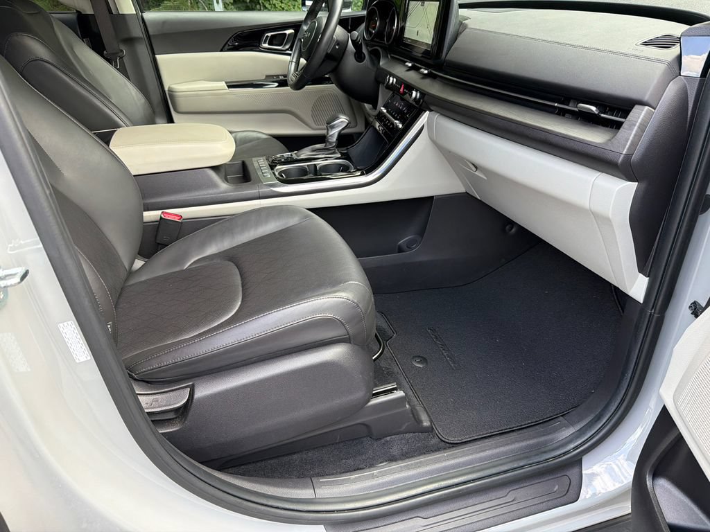 Used 2024 Kia Carnival EX FWD image 13