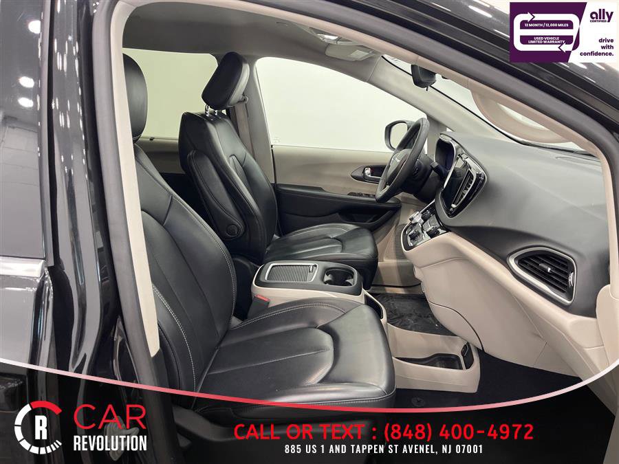Used 2023 Chrysler Pacifica Touring-L FWD image 49