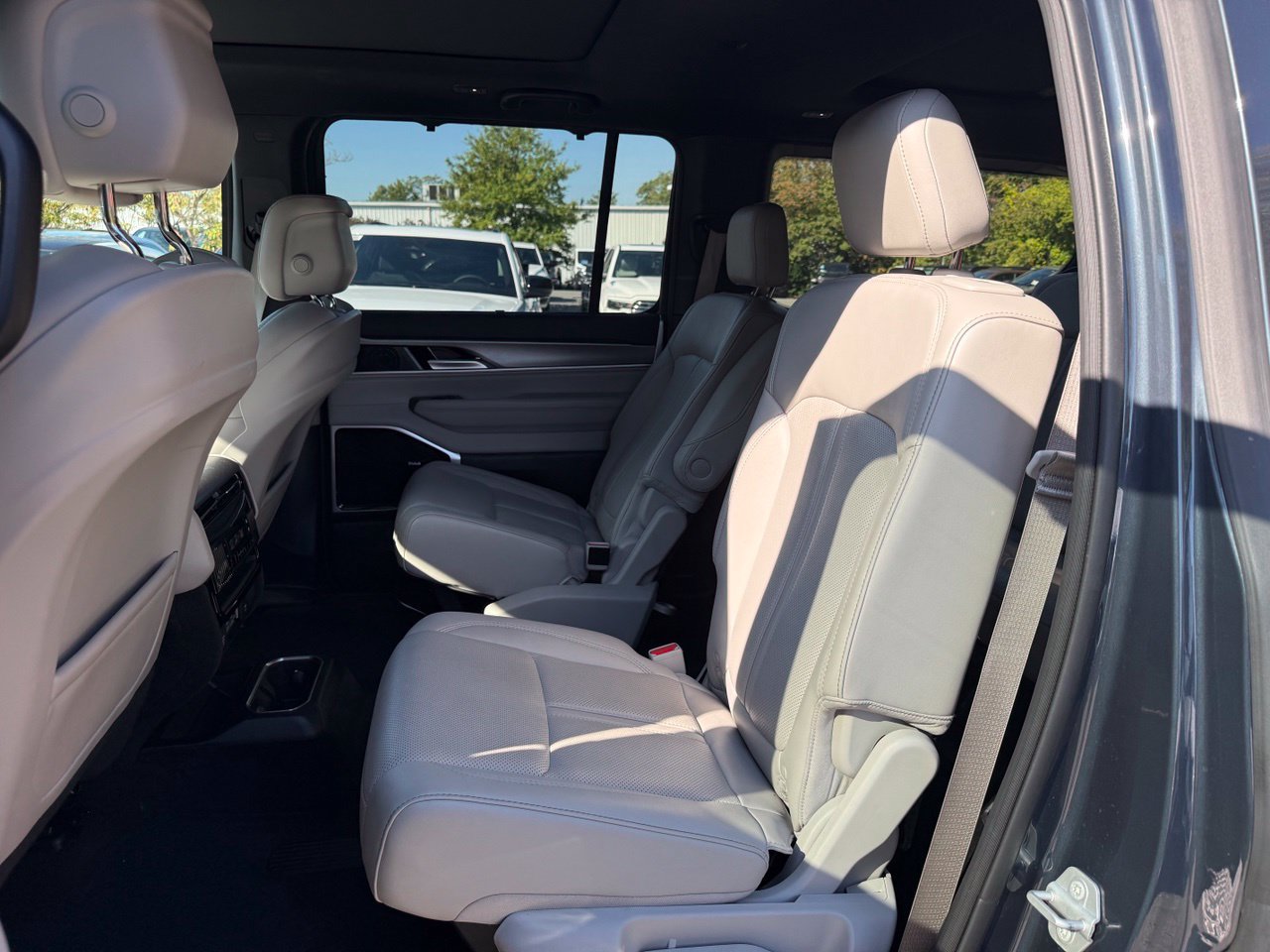 Used 2025 Jeep Wagoneer Series III w/ Premium Group I AWD/4WD image 17