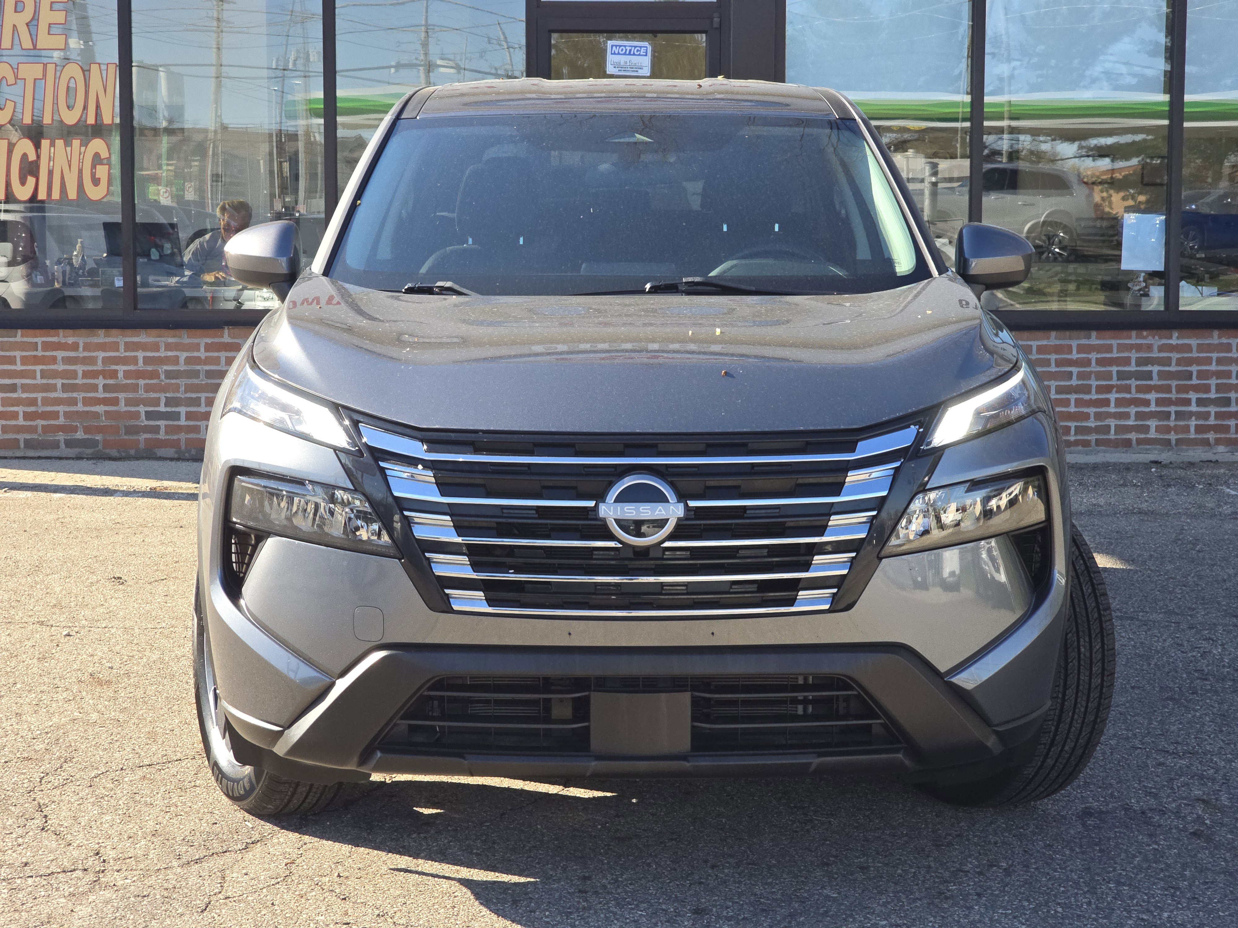 Used 2024 Nissan Rogue SV image 2