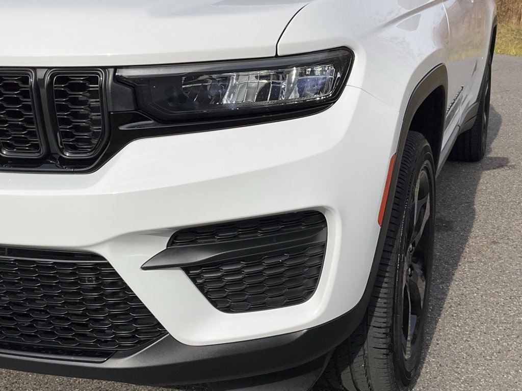 Used 2023 Jeep Grand Cherokee Altitude image 2