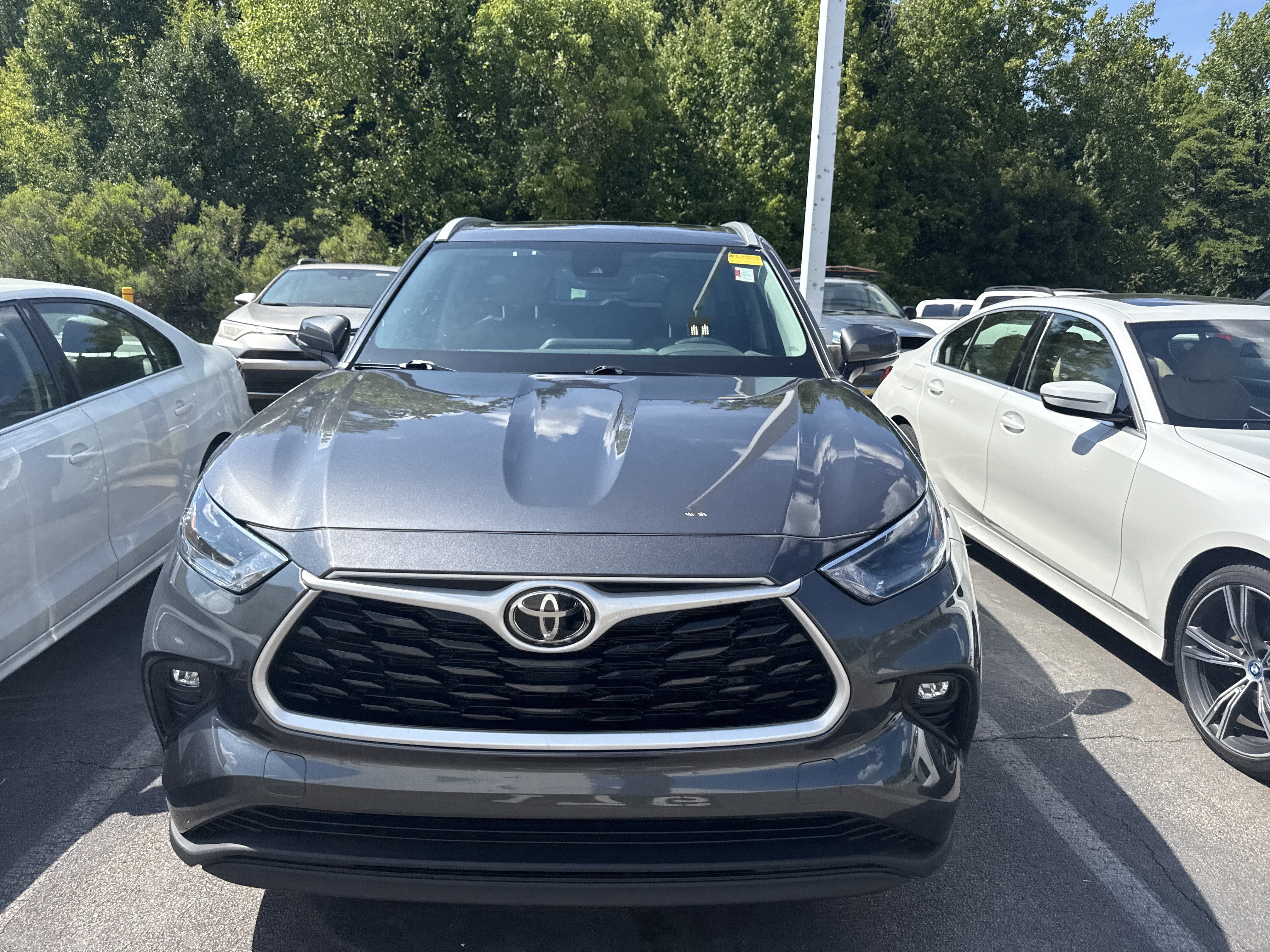 Used 2024 Toyota Highlander XLE AWD/4WD image 39