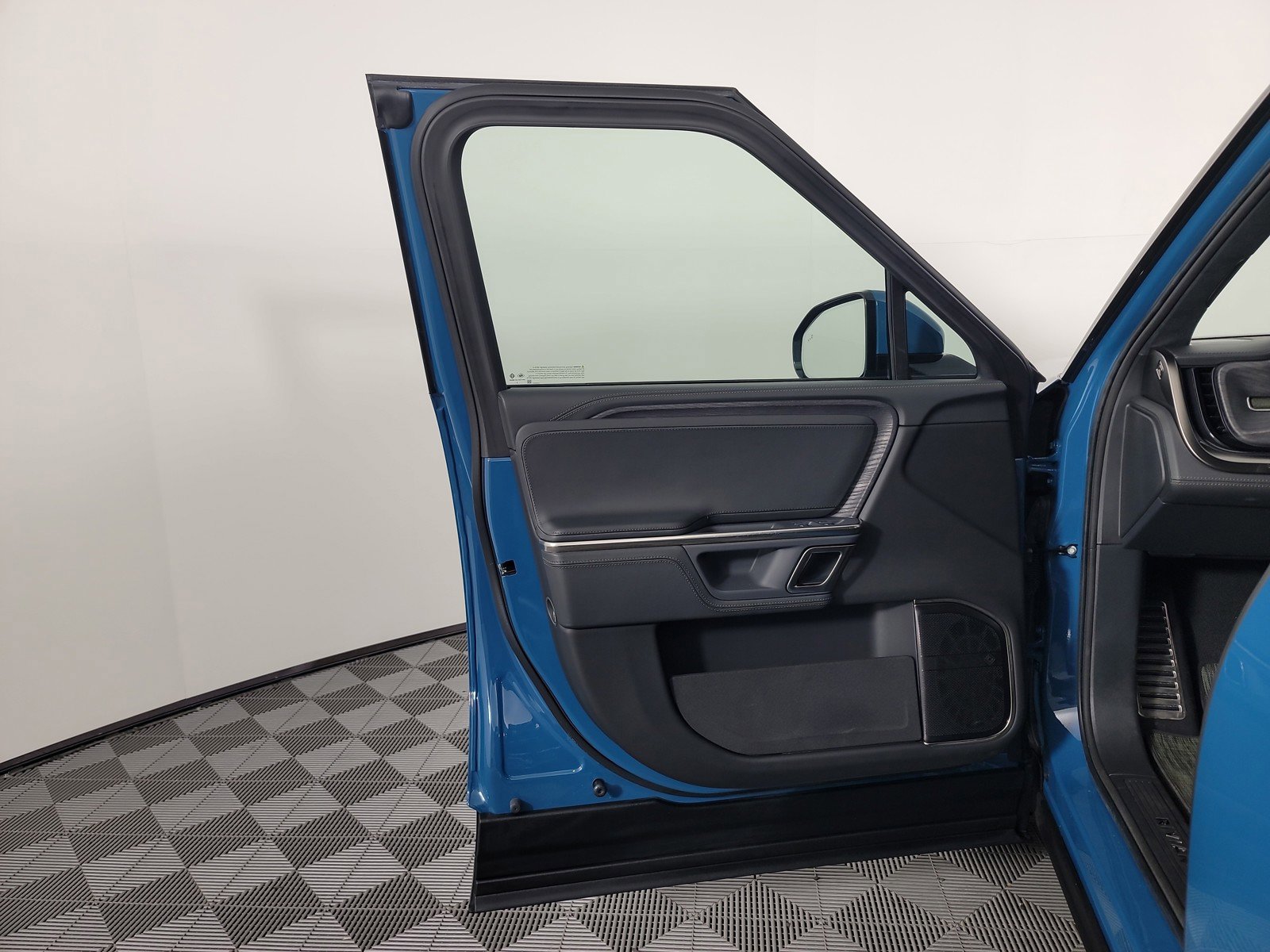 Used 2024 Rivian R1S Adventure AWD/4WD image 16