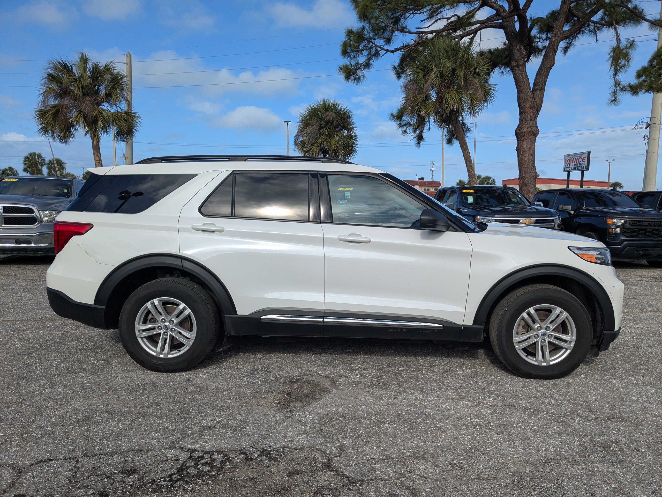 Certified 2024 Ford Explorer XLT w/ Equipment Group 202A AWD/4WD image 3
