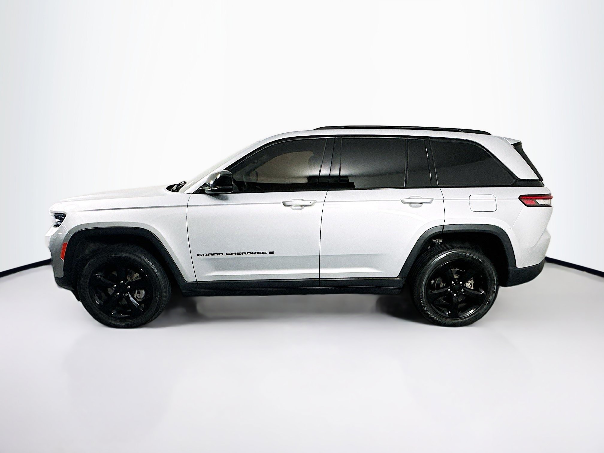 Used 2023 Jeep Grand Cherokee Altitude AWD/4WD image 4
