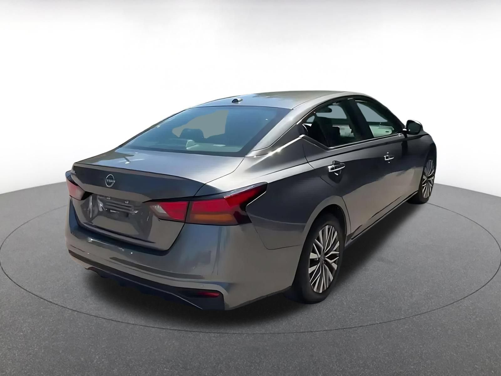 Used 2025 Nissan Altima 2.5 SV FWD image 13