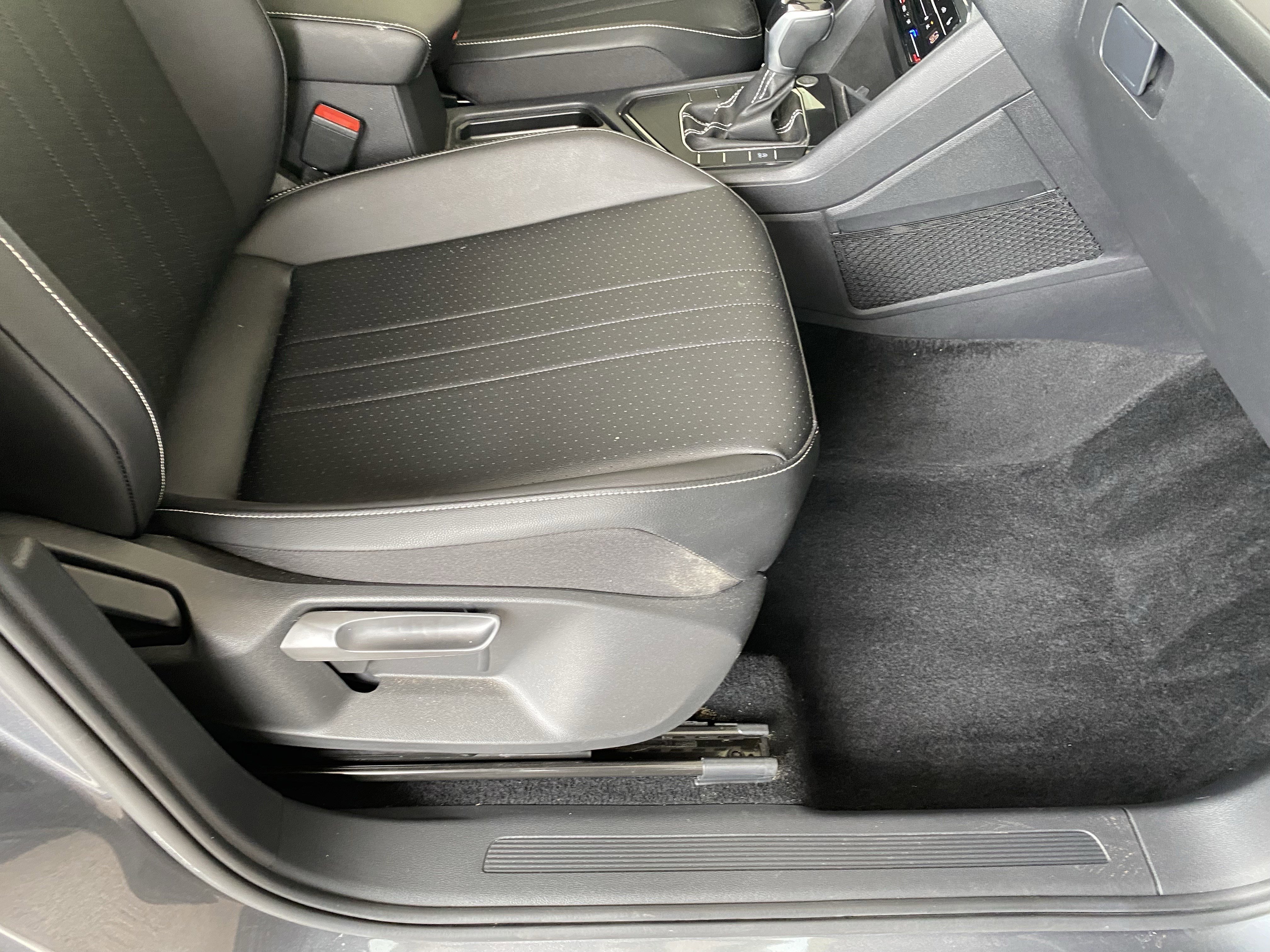 Used 2022 Volkswagen Tiguan SE w/ Panoramic Sunroof Package image 32