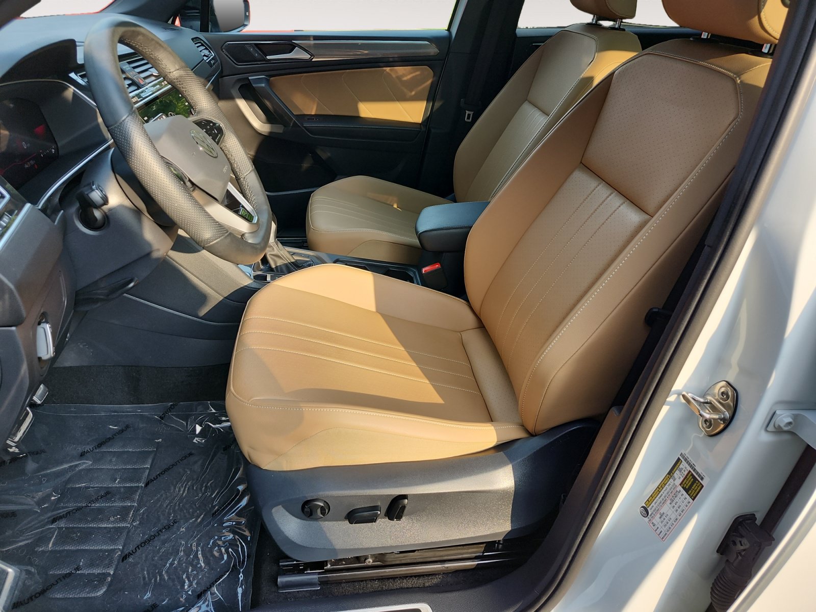 Used 2024 Volkswagen Tiguan SE R-Line w/ MDO Package, Two-Row AWD/4WD image 9