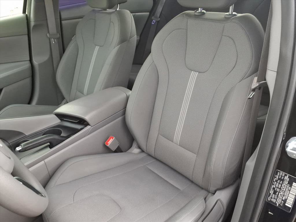 Used 2025 Hyundai Elantra SE FWD image 17