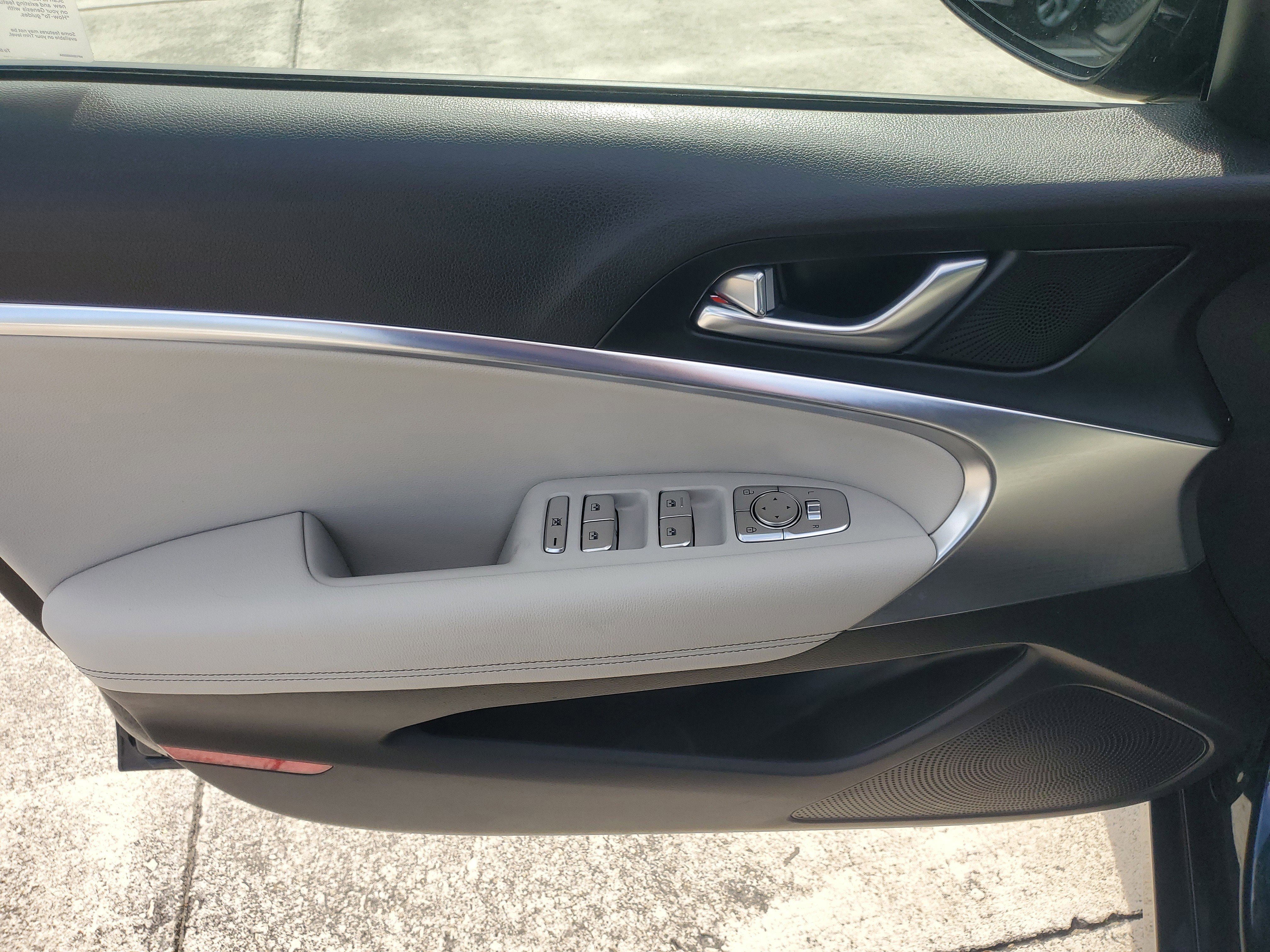 Used 2025 Genesis G70 2.5T image 18