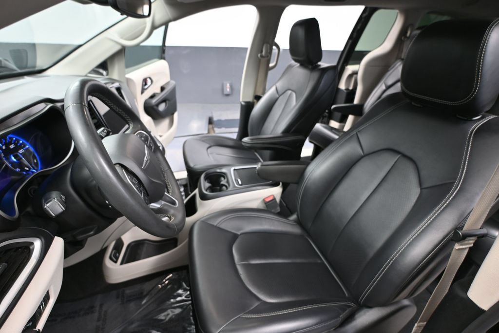 Used 2024 Chrysler Pacifica Touring-L FWD image 18