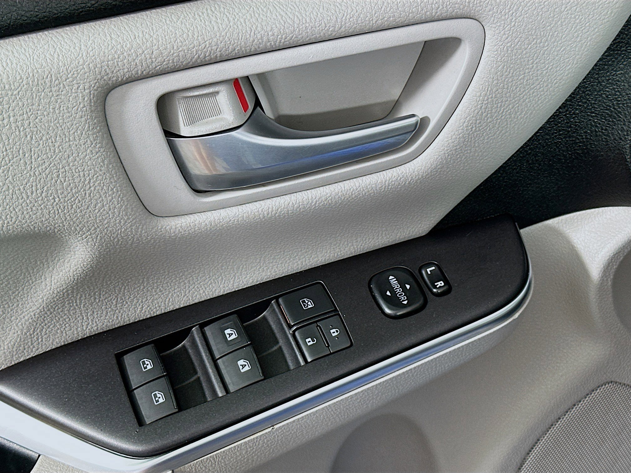 Used 2017 Toyota Camry SE w/ Moonroof Package FWD image 15