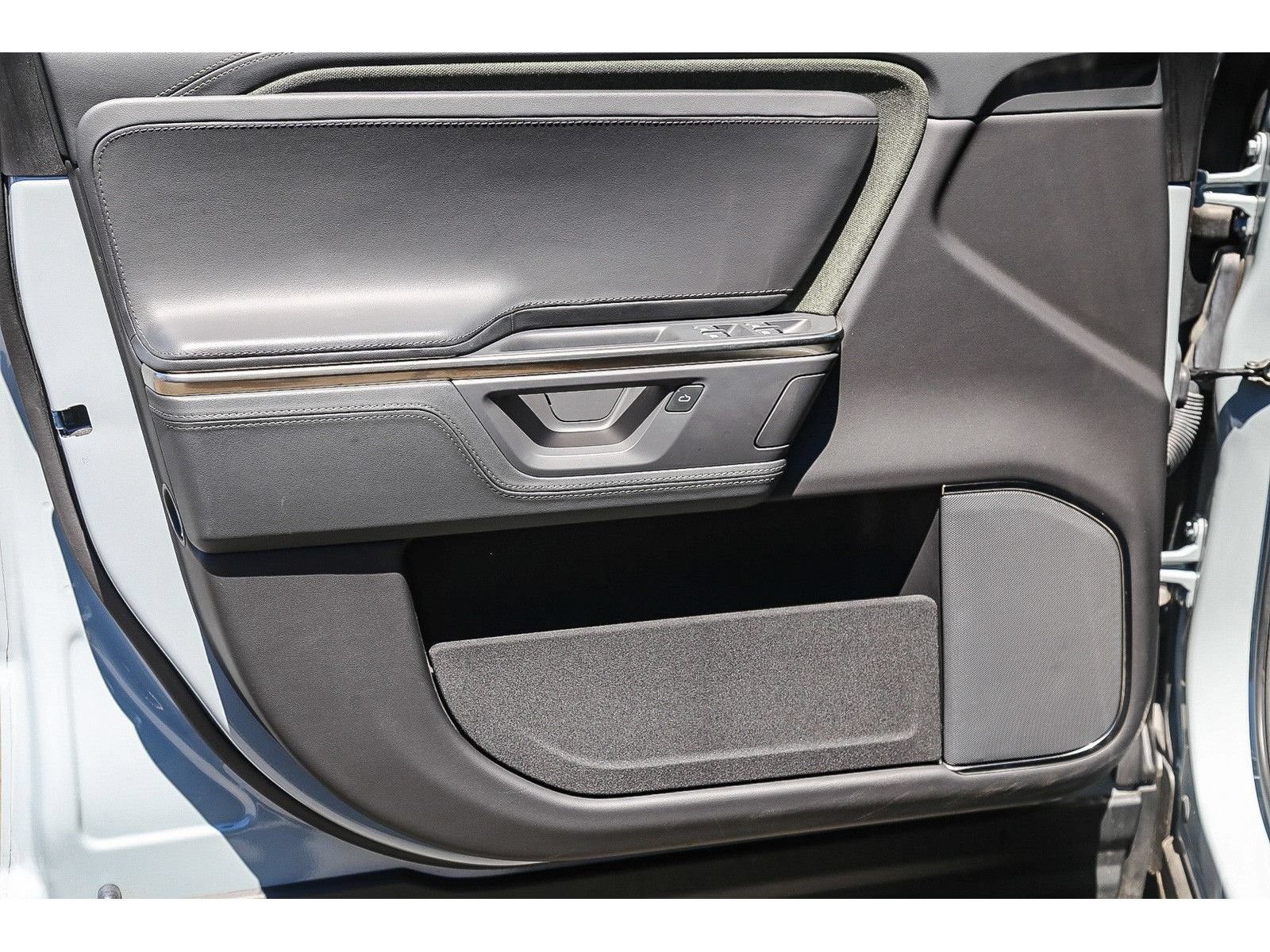 Used 2025 Rivian R1S Adventure AWD/4WD image 19