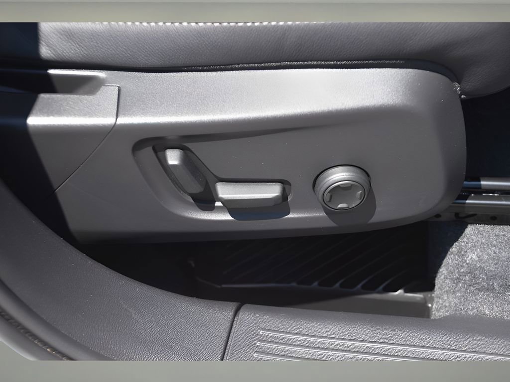 Used 2025 Volvo XC40 B5 Plus w/ Protection Package Premier image 24