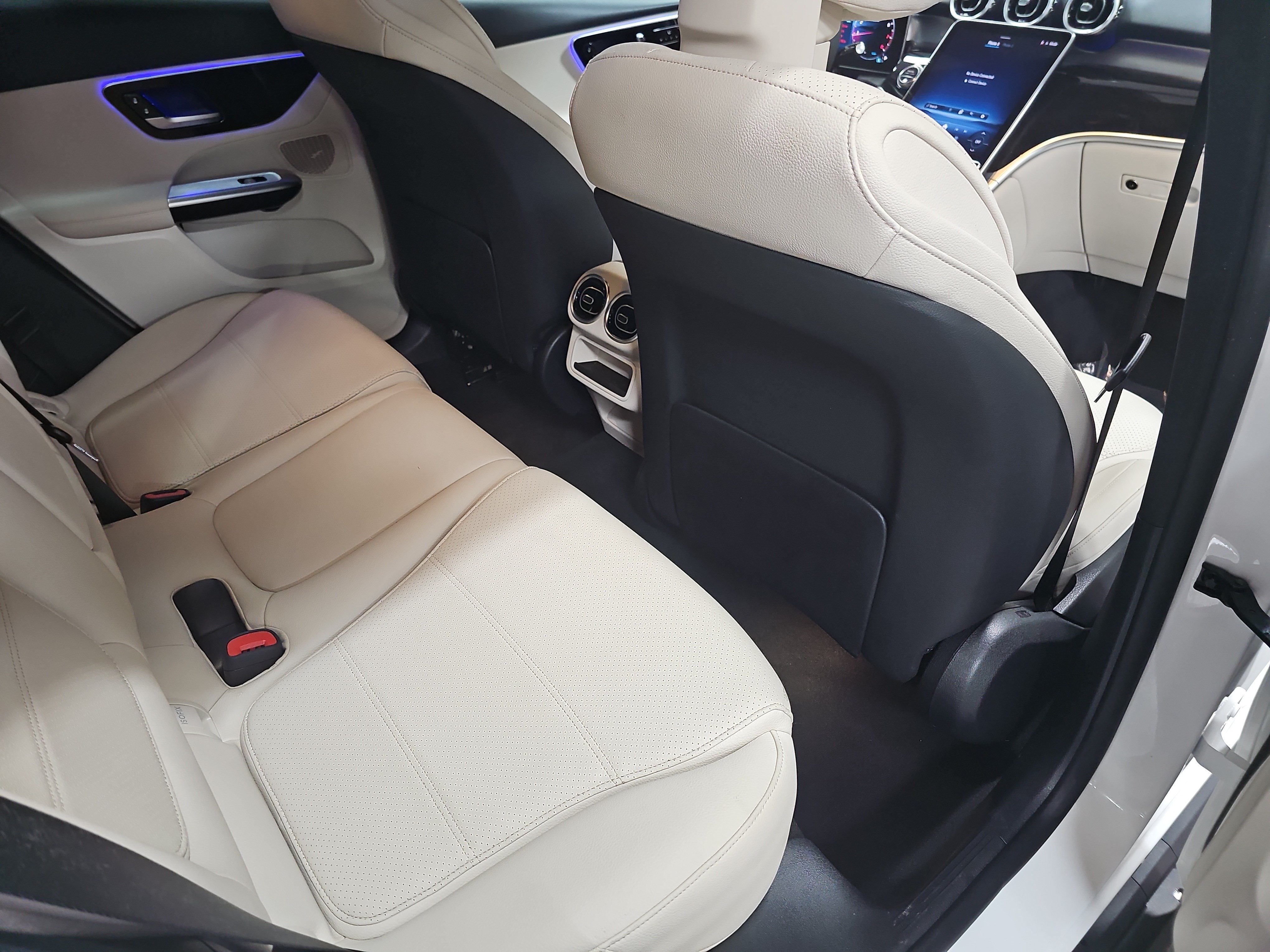 Used 2025 Mercedes-Benz GLC 300 4MATIC image 12