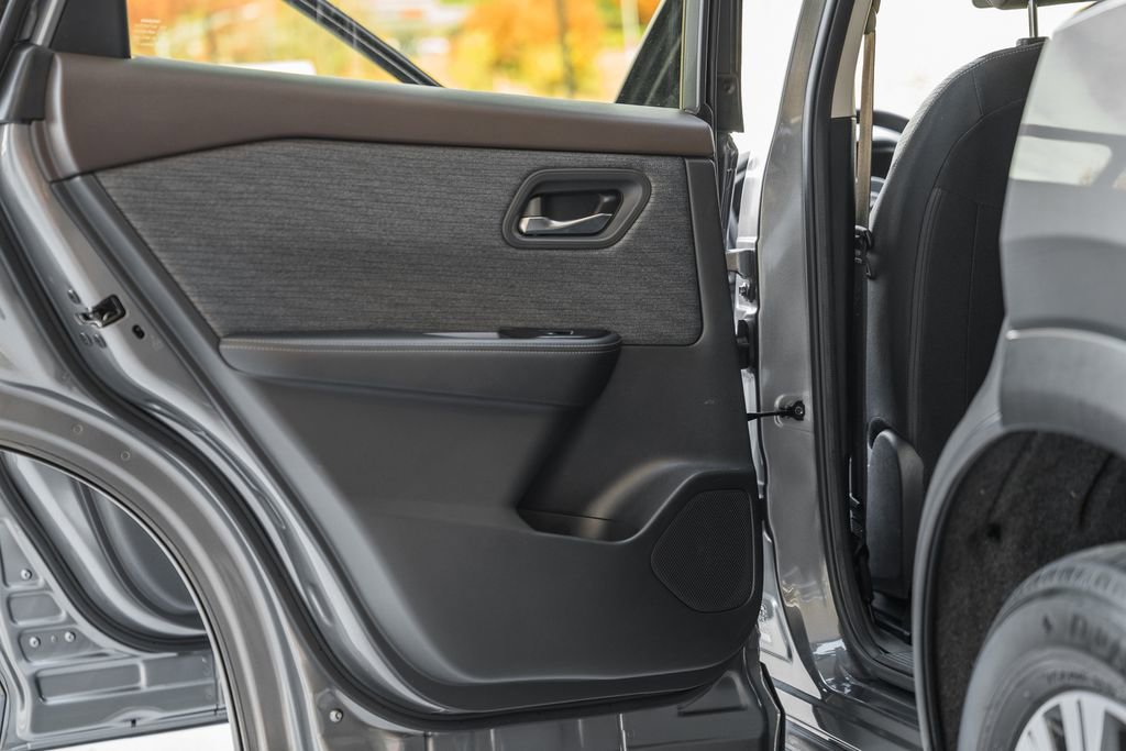 Used 2023 Nissan Rogue SV image 32