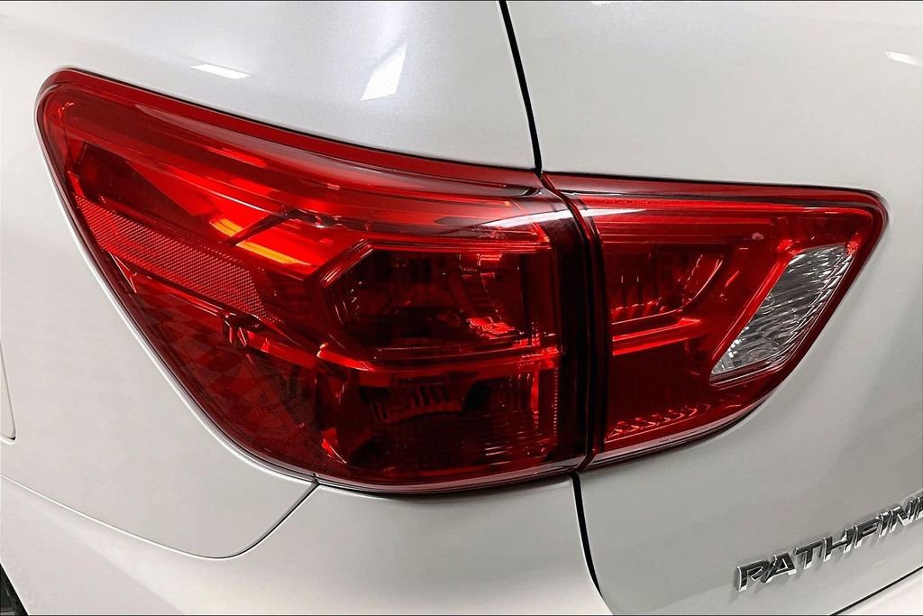 Used 2018 Nissan Pathfinder Platinum image 30