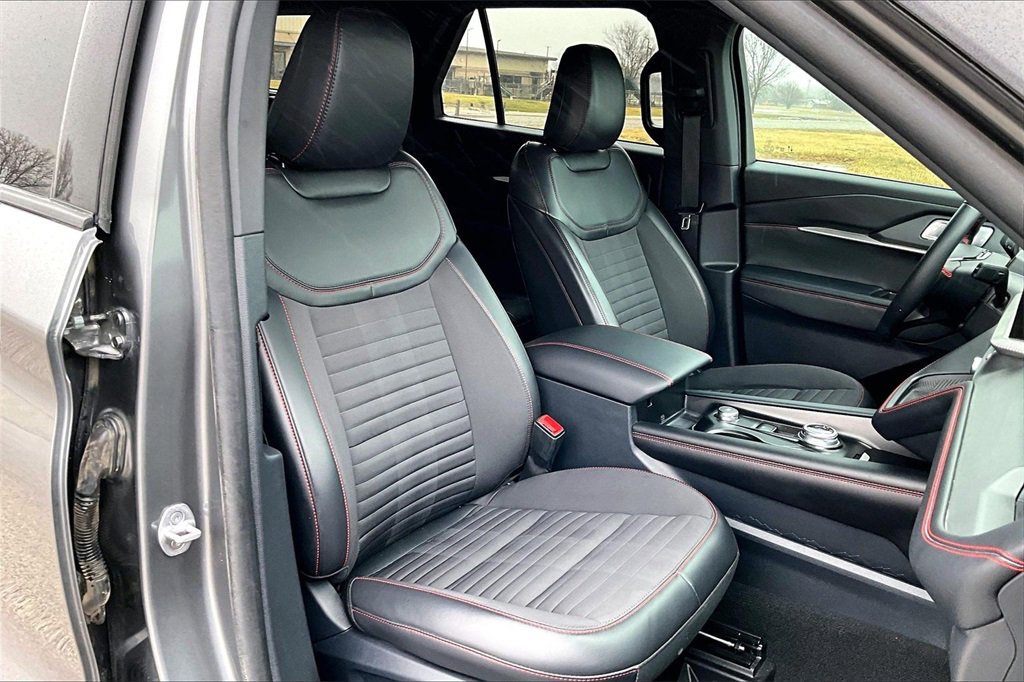 Used 2025 Ford Explorer ST-Line w/ ST-Line Street Pack image 7