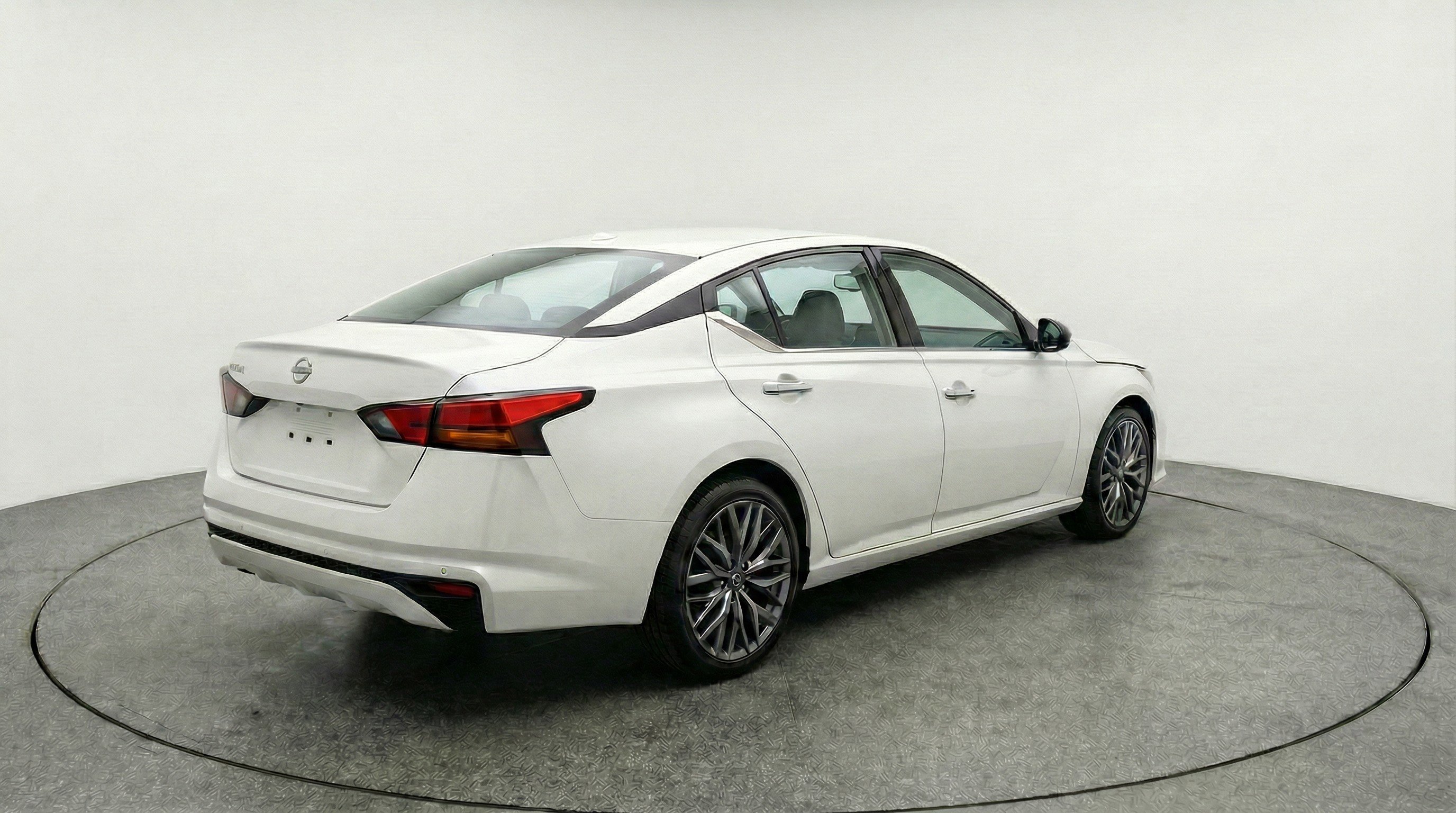 Used 2025 Nissan Altima 2.5 SV FWD image 9