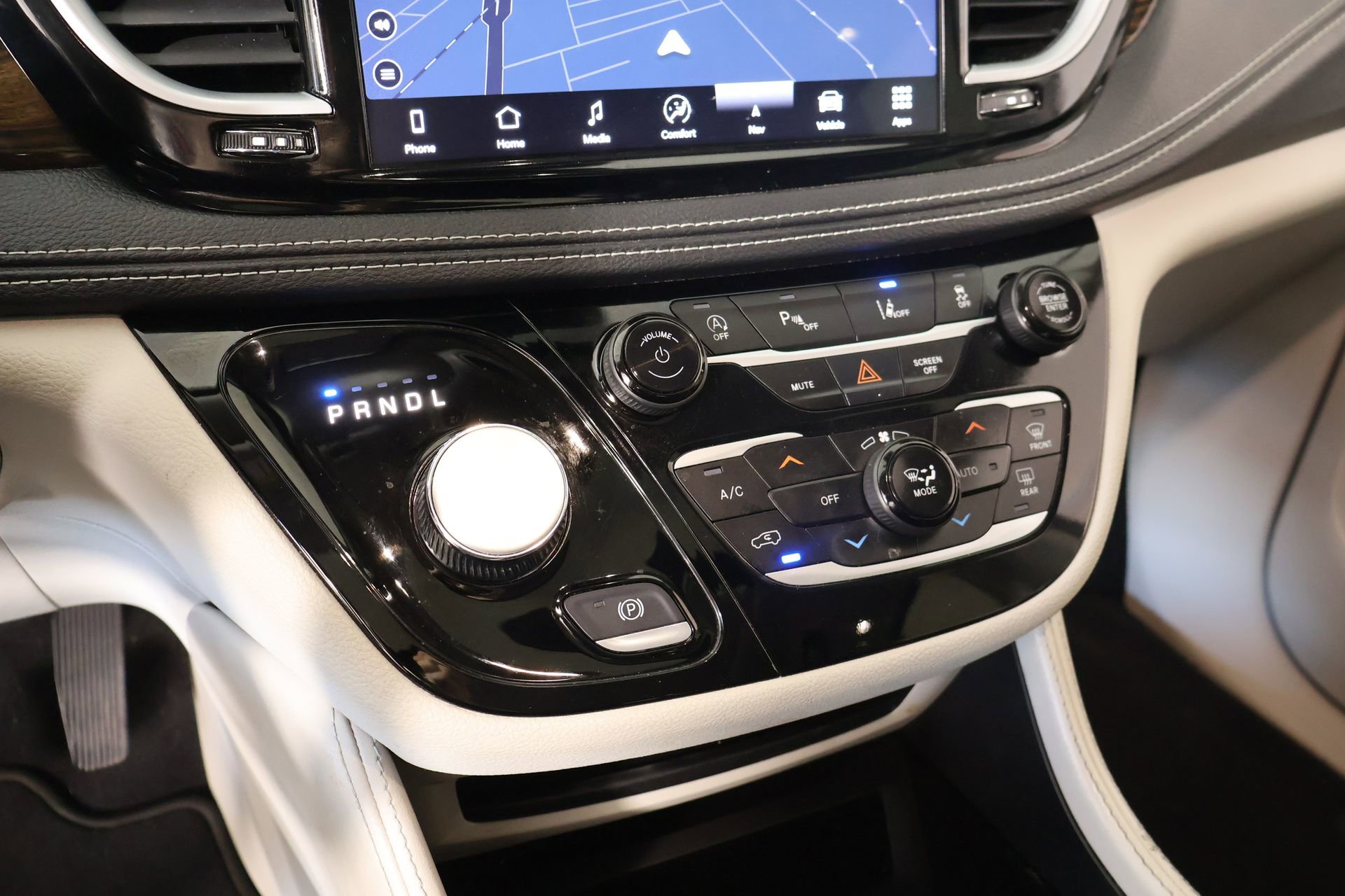 Used 2023 Chrysler Pacifica Limited image 8