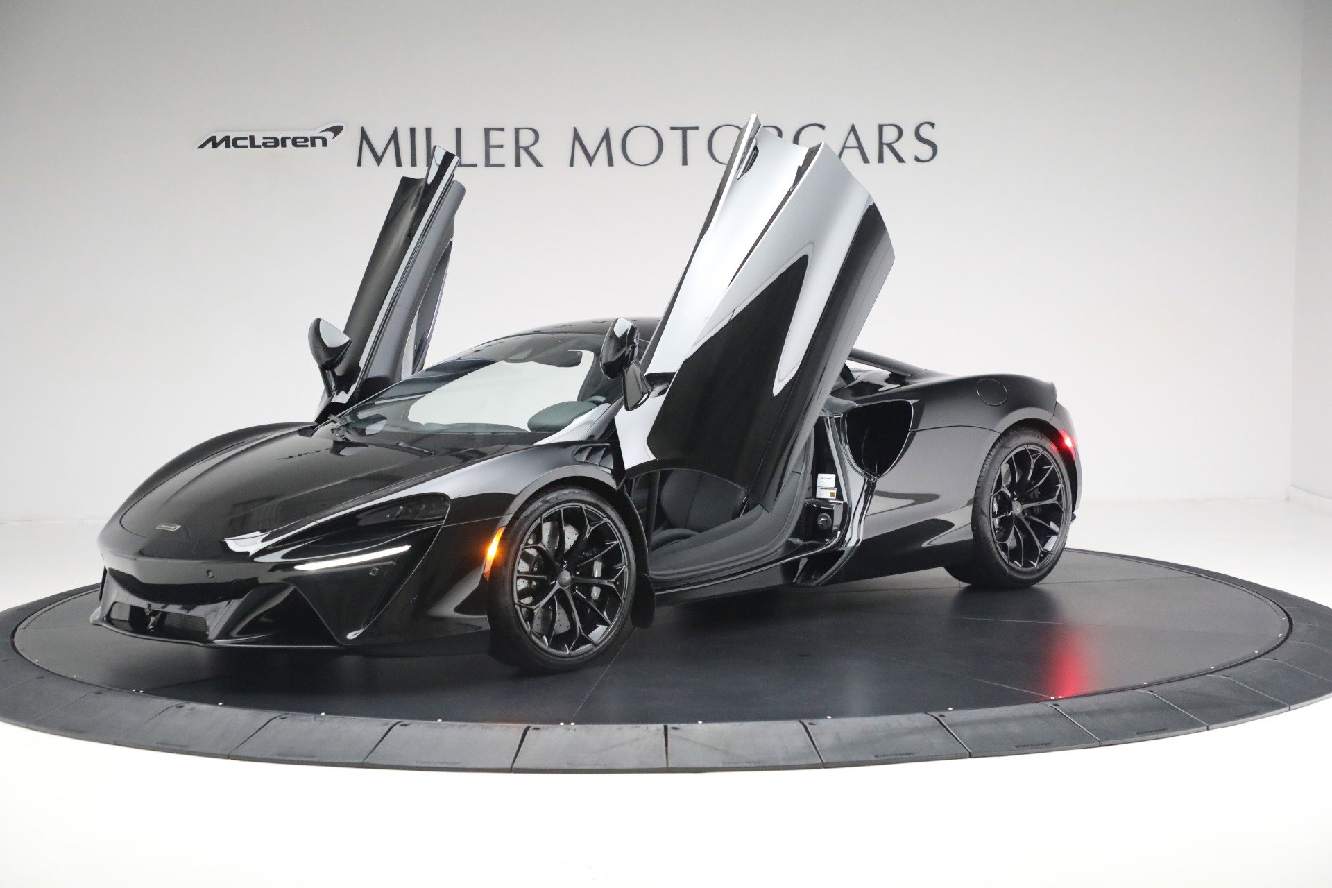 Used 2025 McLaren Artura image 14