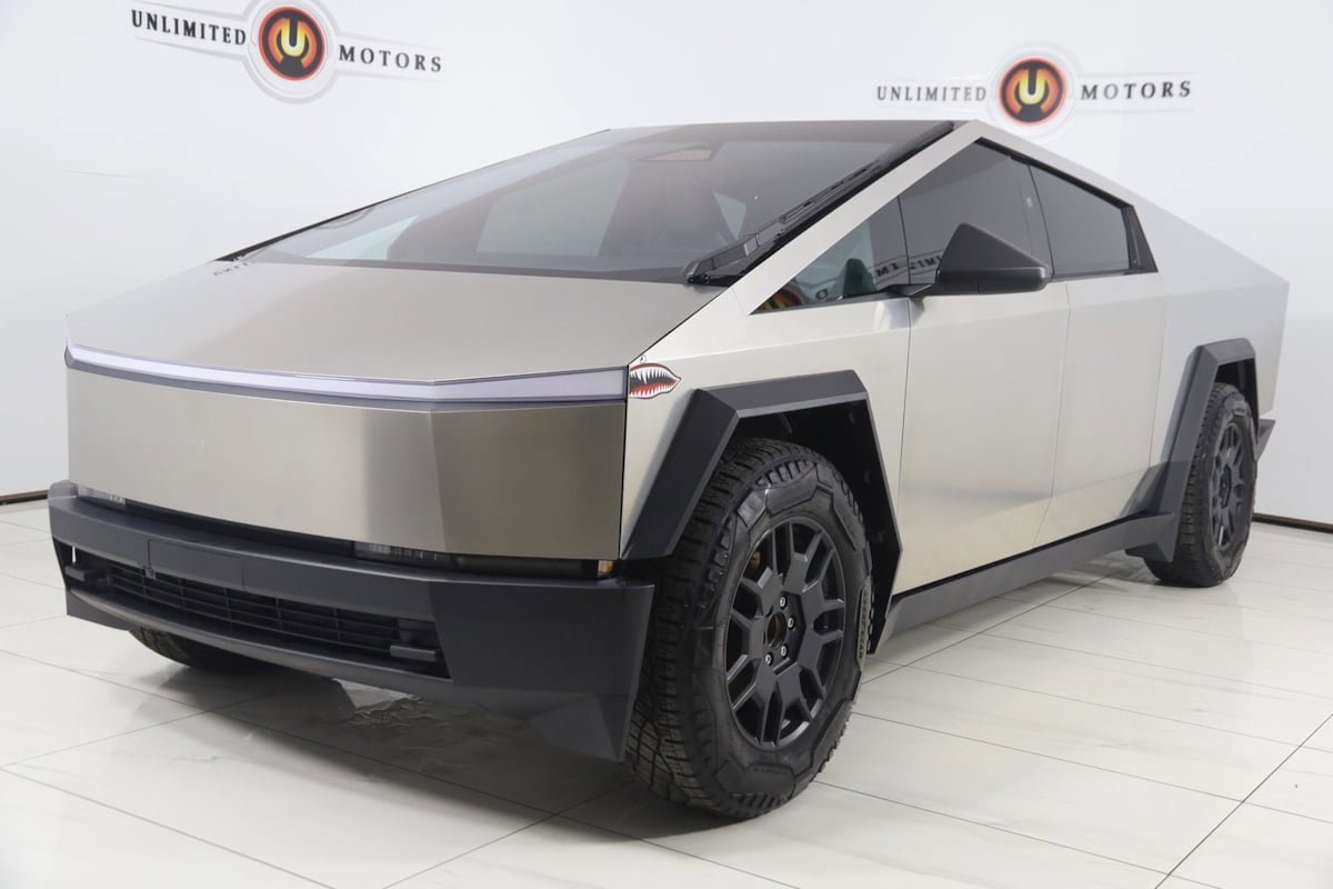 Used 2024 Tesla Cybertruck AWD Crew Cab image 5