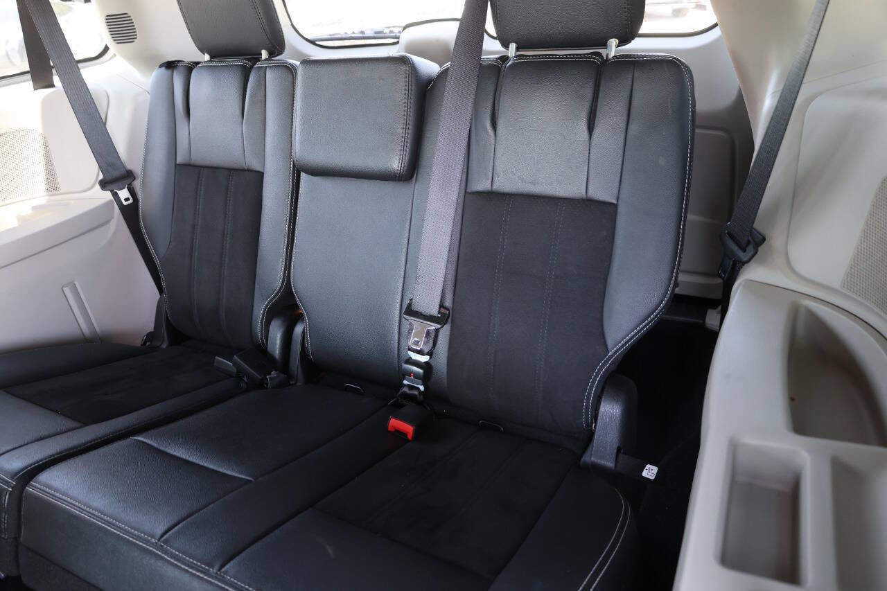 Used 2019 Dodge Grand Caravan SXT FWD image 17