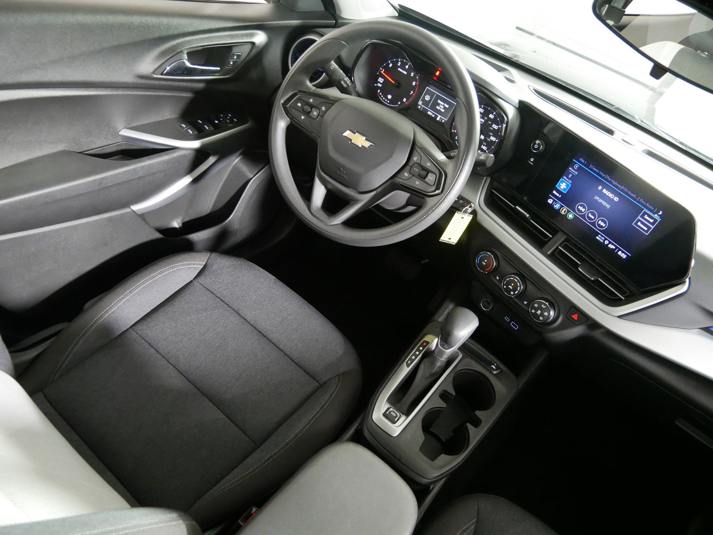 Used 2025 Chevrolet Trax LS w/ LS Convenience Package FWD image 9