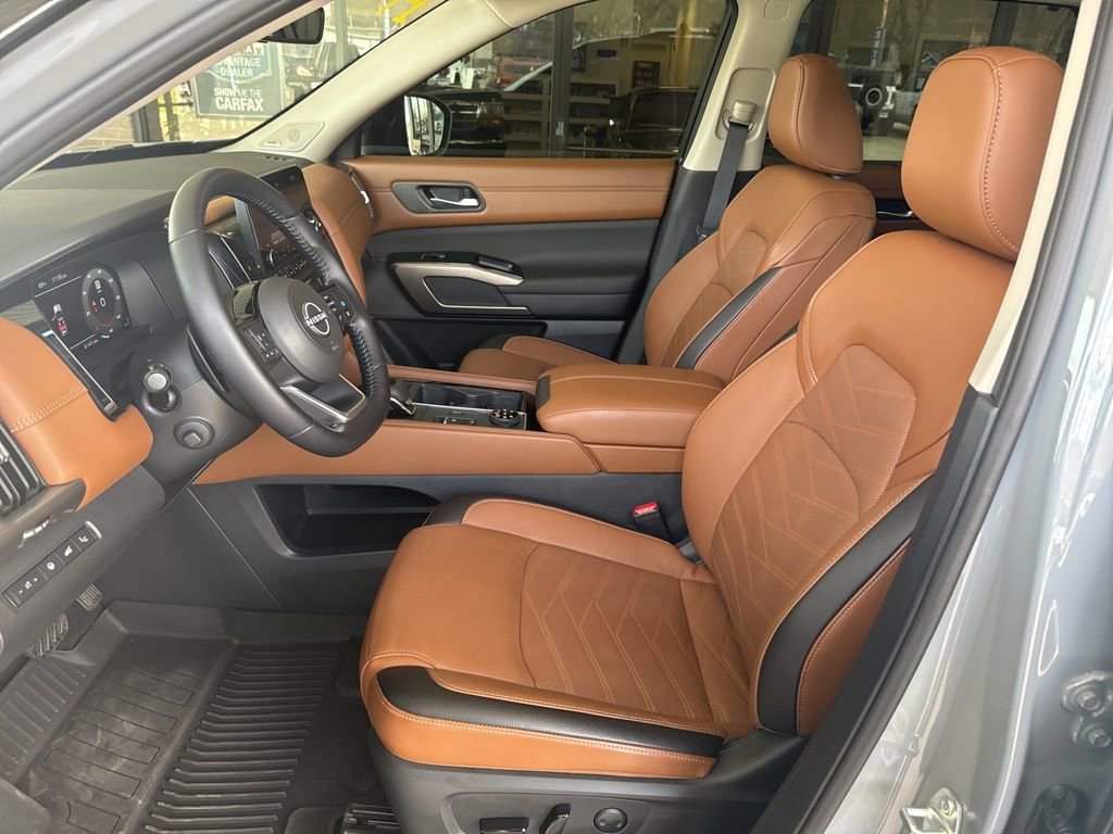 Used 2025 Nissan Pathfinder Platinum AWD/4WD image 8