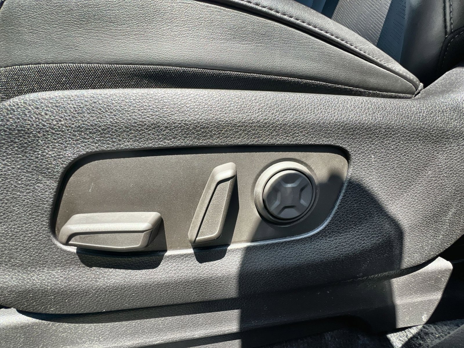 Used 2025 Kia Carnival FWD image 22