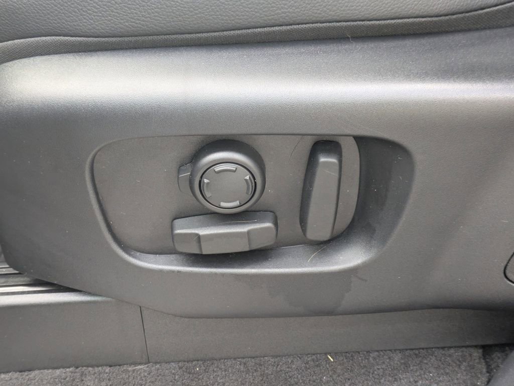 Certified 2025 Land Rover Discovery S image 22