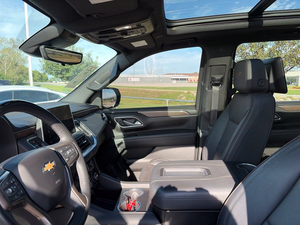 Used 2023 Chevrolet Suburban High Country w/ Premium Package 2 AWD/4WD image 54