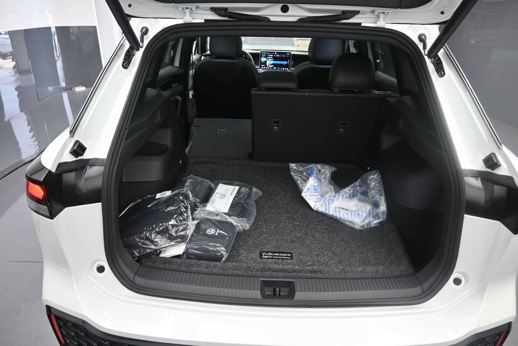 New 2026 Volkswagen Tiguan SE R-Line FWD image 24
