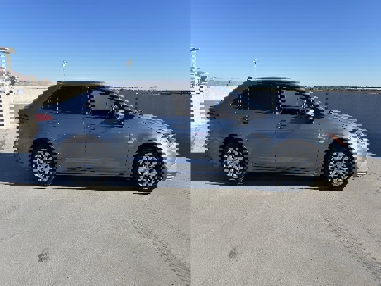 Used 2021 Toyota Corolla LE image 3