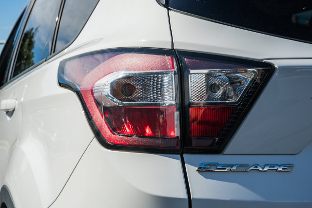 Used 2018 Ford Escape SE w/ SE Sport Appearance Package AWD/4WD image 8